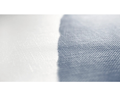 Nahaufnahme eines weißen und eines farbigen Stoffes