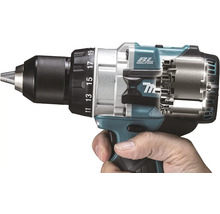 Akkubohrschrauber der Marke Makita in der Hand