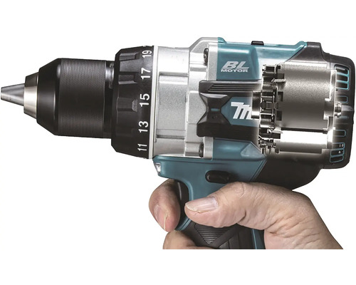 Akkubohrschrauber der Marke Makita in der Hand