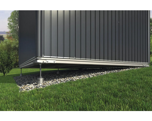 Detailansicht eines Gartenhauses mit Fundament auf einem Rasen