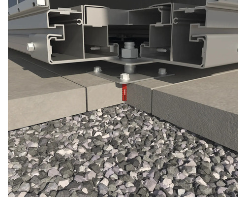 Detailansicht einer Metallkonstruktion, befestigt auf Betonplatten mit Schrauben und Dübeln, umgeben von Kies