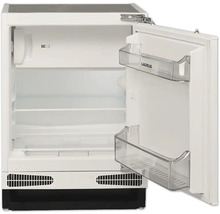 Offener Kühlschrank mit Regalen und Türablagen