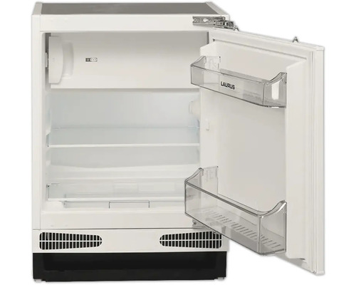 Offener Kühlschrank mit Regalen und Türablagen