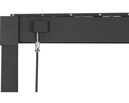 Detailansicht einer Pergola mit Zugmechanismus zur Steuerung des Sonnenschutzes.