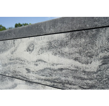 Betonmauerstein mit marmorierter Oberfläche