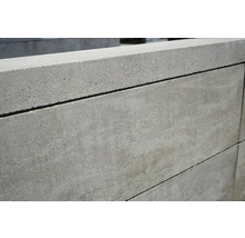 Detailansicht einer grauen Betonmauer
