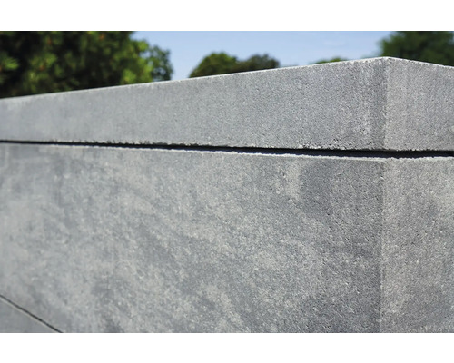 Nahaufnahme von grauen Beton Mauersteinen