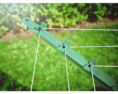 Detailansicht eines grünen Wäschespinnenpfostens mit Wäscheleinen