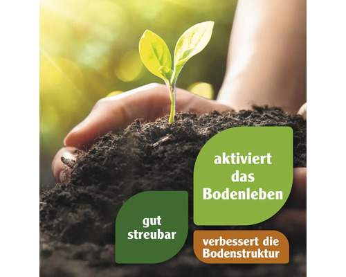 Eine Hand hält Erde mit einer kleinen Pflanze. Die Erde aktiviert das Bodenleben, ist gut streubar und verbessert die Bodenstruktur.