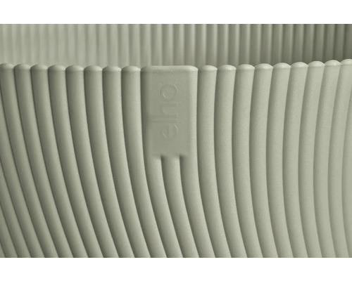 Detailansicht eines gerillten Blumentopfes mit Elho Logo.