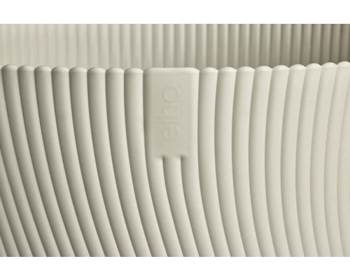 Detailansicht eines Pflanzgefäßes mit dem Elho Logo und gerippter Oberfläche