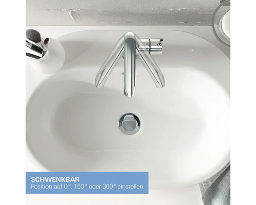 Schwenkbarer Waschtischmischer auf weißem Waschbecken