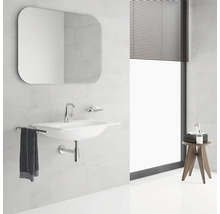 Modernes Badezimmer mit Waschbecken, Spiegel und Handtuchhalter