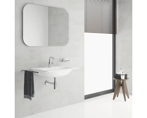 Modernes Badezimmer mit Waschbecken, Spiegel und Handtuchhalter