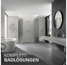 Komplettes Badezimmer mit Badewanne, Dusche, Waschbecken und Spiegel für eine moderne Badgestaltung.