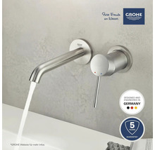 Wandarmatur aus Metall mit fließendem Wasser und Grohe Logo