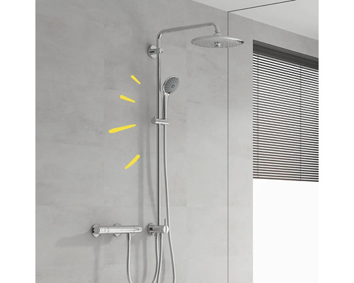 Duschsystem mit Kopfbrause, Handbrause und Thermostatbatterie an grauer Wand