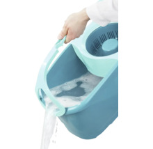 Ausgießen eines Putzeimers mit Wasser