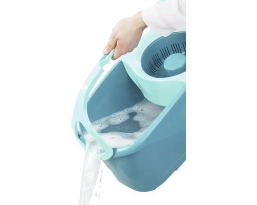 Ausgießen eines Putzeimers mit Wasser