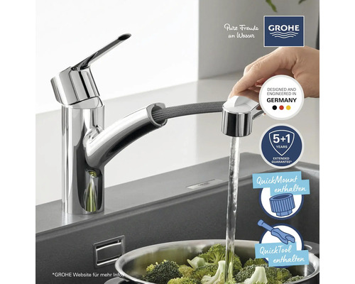 Küchenarmatur mit Brausekopf, der Wasser in einen Topf mit Gemüse leitet, Grohe Logo