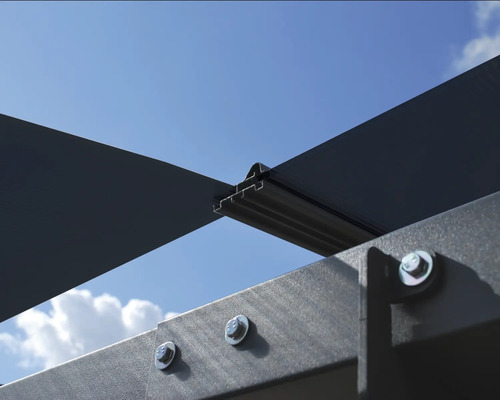 Detailansicht einer Terrassenüberdachung mit Schrauben