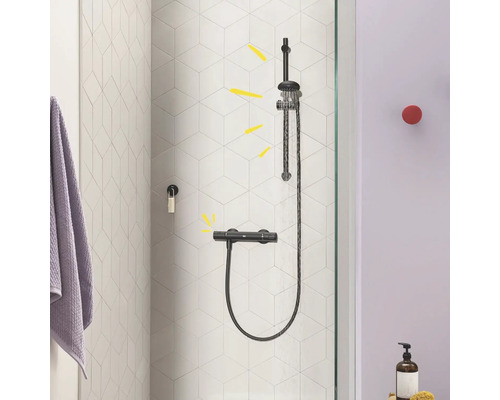 Duschsystem mit Regendusche und Handbrause im Badezimmer