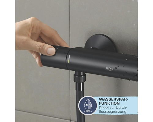 Schwarze Duscharmatur mit Wassersparfunktion und Hand, die einen Knopf bedient