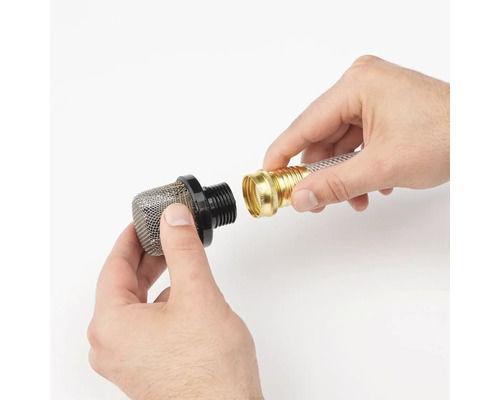 Gartenfilter mit Gartenschlauchanschluss in der Hand