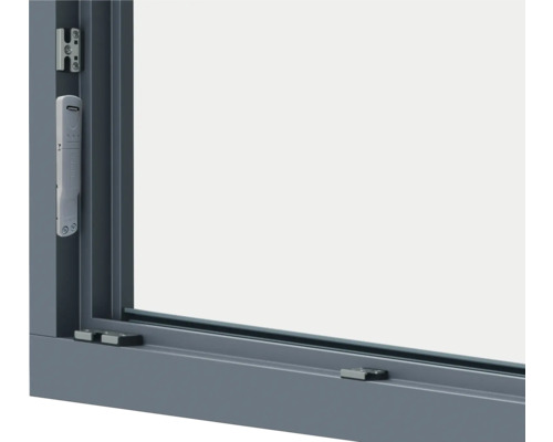 Detailansicht eines grauen Fensters mit Fenstergriff und Beschlägen