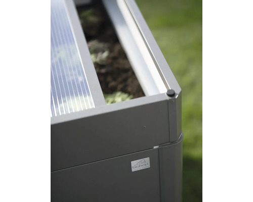 Detailansicht eines Hochbeets mit Biohort Logo.