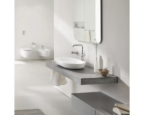 Helles Badezimmer mit Waschbecken, Waschtisch, Spiegel, Toilette und Bidet