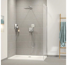 Badezimmer mit Dusche, Duschwanne, Armatur und Handtuchleiter