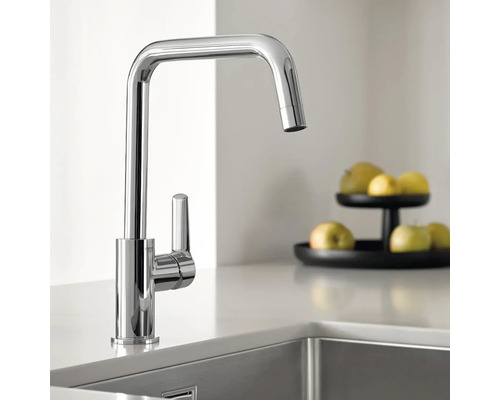 Küchenarmatur aus Metall mit Einhebelmischer auf einer Arbeitsplatte