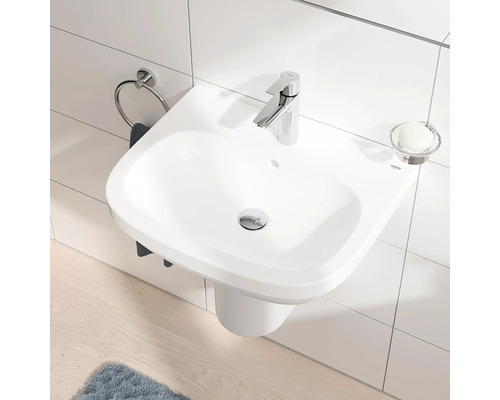 Aufnahme eines Badezimmers mit einem Waschbecken, einem Handtuchring, einer Armatur und einer Seifenschale.