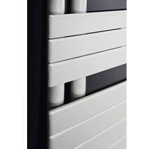 Detailansicht eines weißen Badheizkörpers mit horizontalen Heizstäben.