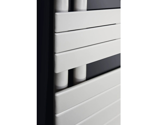 Detailansicht eines weißen Badheizkörpers mit horizontalen Heizstäben.