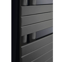 Nahaufnahme eines Heizkörpers mit horizontalen Lamellen