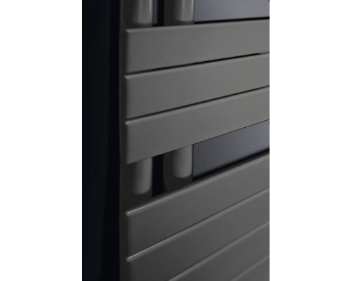 Nahaufnahme eines Heizkörpers mit horizontalen Lamellen