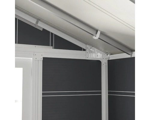 Detailansicht eines Terrassendachs mit Aluminiumrahmen und integrierter Belüftung