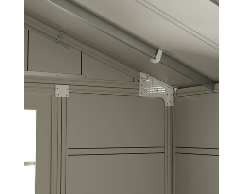 Innenansicht eines Geräteschuppens mit Metallrahmen