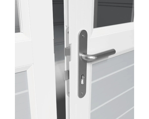 Geöffnete weiße Tür mit silberfarbener Türklinke und Schloss