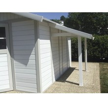 Weißes Gartenhaus mit Vordach