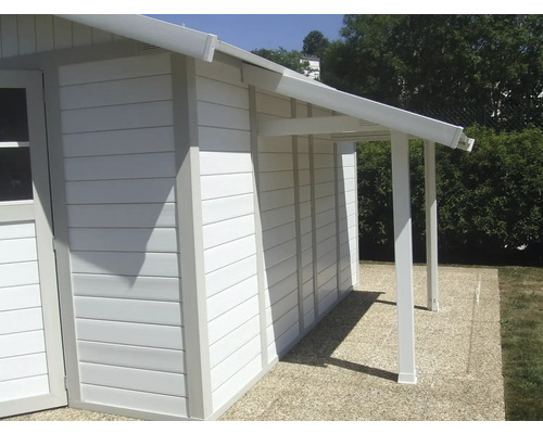 Weißes Gartenhaus mit Vordach