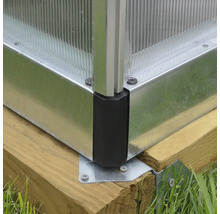 Detailansicht eines Gewächshauses mit Fundament aus Holz