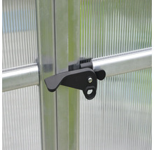 Detailaufnahme eines Türgriffs an einem Gewächshaus