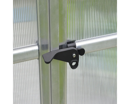 Detailaufnahme eines Türgriffs an einem Gewächshaus