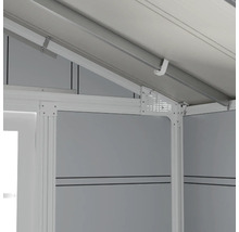 Detailansicht des Innenraums eines Gerätehauses mit Metallrahmen und Deckenkonstruktion.