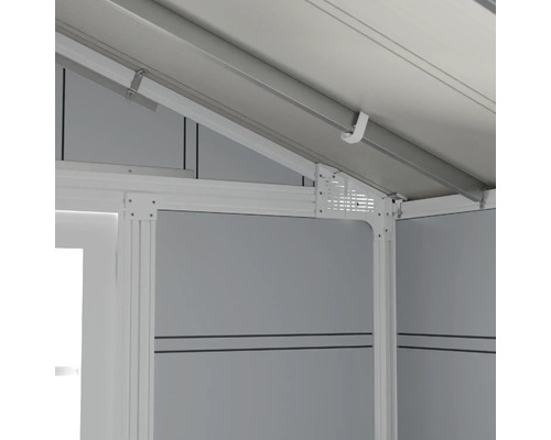 Detailansicht des Innenraums eines Gerätehauses mit Metallrahmen und Deckenkonstruktion.