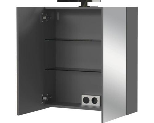 Geöffneter Spiegelschrank mit zwei Glasablagen und Steckdose
