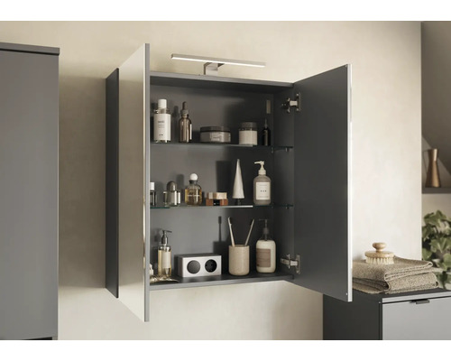 Geöffneter Spiegelschrank mit Beleuchtung und verschiedenen Badartikeln